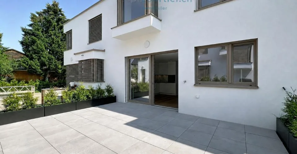 Villa contemporanea nuova con tetto a due spioventi e giardino - disponibile subito – foto 2 di 26