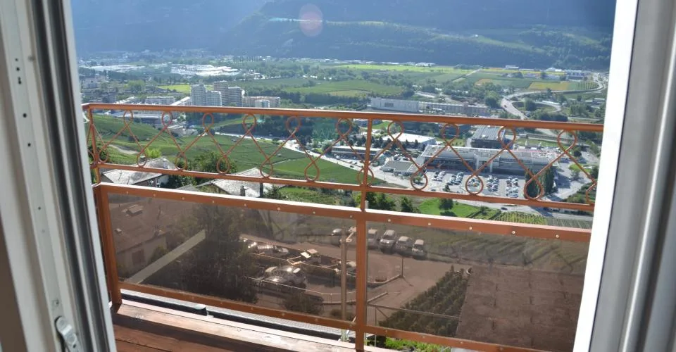 A Corin-de-la-Crête : charmant appartement très lumineux de 2.5 pièces – Foto 3 von 14
