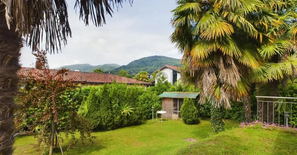 Modernes 7.5-Zimmer-Einfamilienhaus in Caslano mit Blick ins Grüne / Vendiamo casa indipendente 7.5 a Caslano - bellissimo quartiere vicino al Lago – Foto 1 von 20