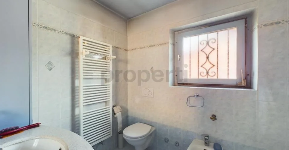 Modernes 7.5-Zimmer-Einfamilienhaus in Caslano mit Blick ins Grüne / Vendiamo casa indipendente 7.5 a Caslano - bellissimo quartiere vicino al Lago – Foto 9 von 20