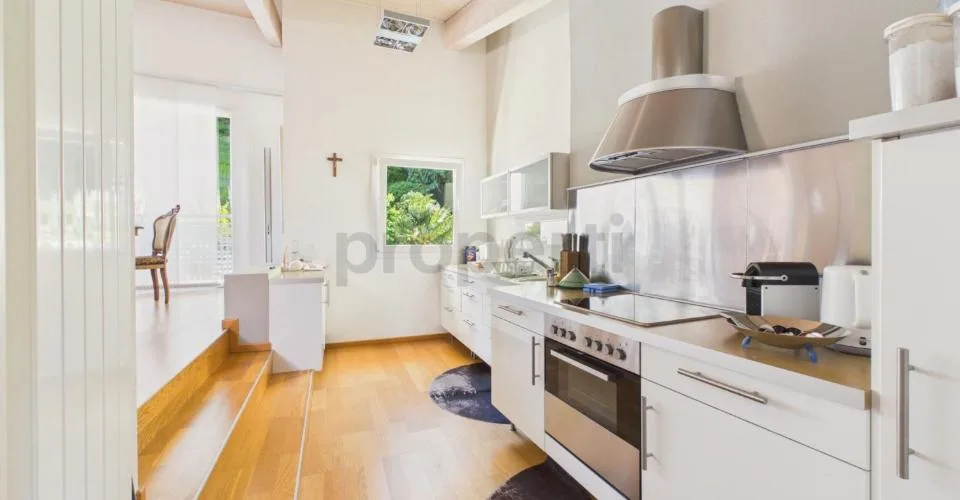 Renovierte Palazzina im Herzen von Contone: ein faszinierendes Dachgeschoss-Duplex und zwei bereits vermietete Wohnungen. – Foto 2 von 28