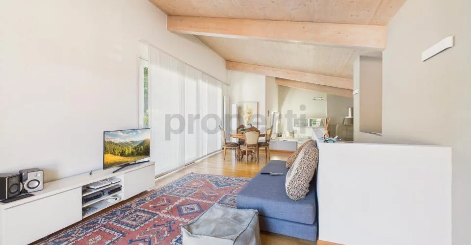 Renovierte Palazzina im Herzen von Contone: ein faszinierendes Dachgeschoss-Duplex und zwei bereits vermietete Wohnungen. – Foto 1 von 28
