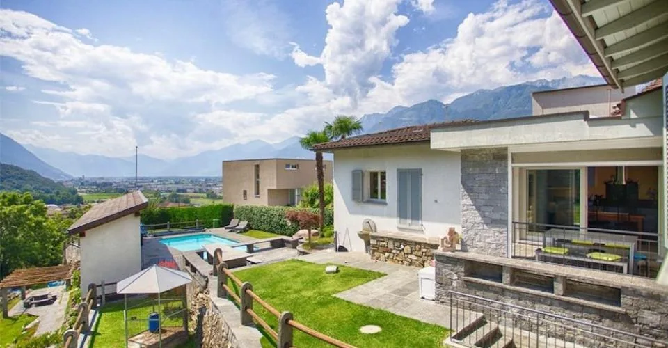 Elegante villa monofamiliare con 7 camere e piscina in zona panoramica