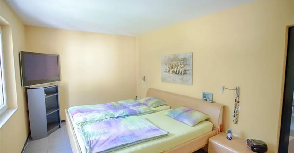 Elegantes Einfamilienhaus mit 7 Zimmern und Pool in Panoramalage – Foto 17 von 20