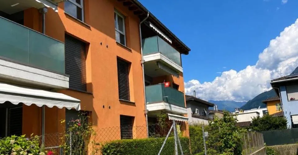 Un grande giardino privato, spazi pensati per la vita in famiglia e la tranquillità di una residenza recente con poche unità abitative. – foto 30 di 32