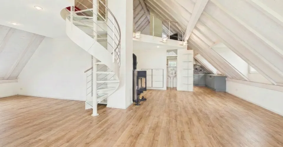 Helle 3.5-Zimmer-Dachwohnung mit Seesicht in Uster
