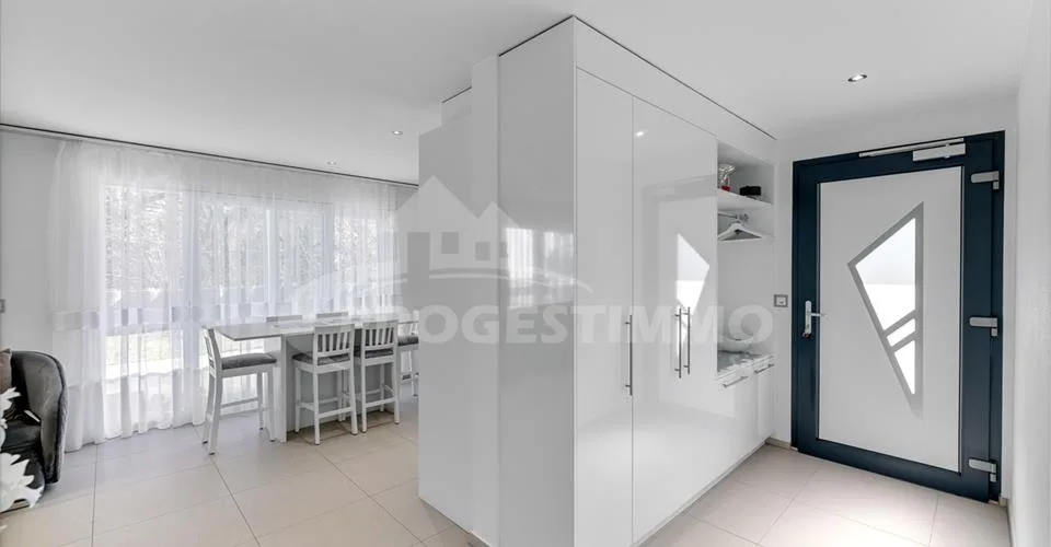 Schöne moderne Villa mit zwei Wohnungen – Foto 3 von 24
