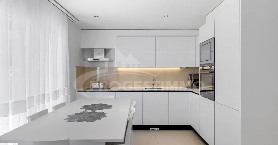 Schöne moderne Villa mit zwei Wohnungen – Foto 6 von 24