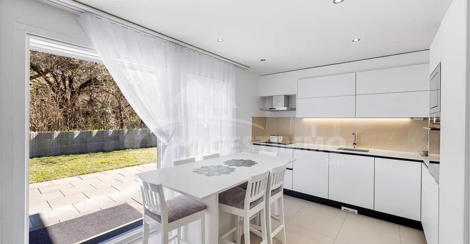 Schöne moderne Villa mit zwei Wohnungen – Foto 7 von 24