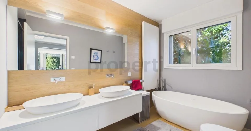 Esclusiva villa di lusso con piscina coperta e vista lago – Foto 34 von 41