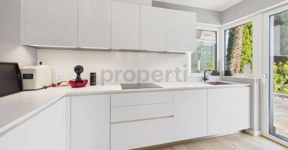 Esclusiva villa di lusso con piscina coperta e vista lago – Foto 26 von 41