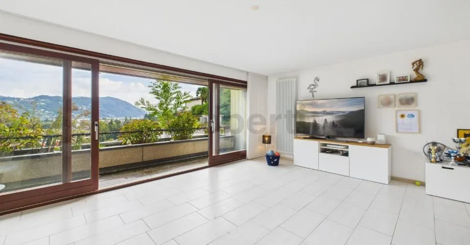 La casa perfetta per la famiglia: spazio, luce e panorama (vista lago) – Foto 2 von 27
