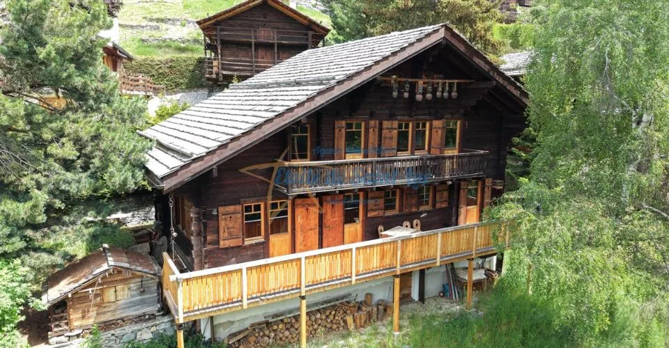 Schönes Chalet und seine zwei Nebengebäude – Foto 5 von 33