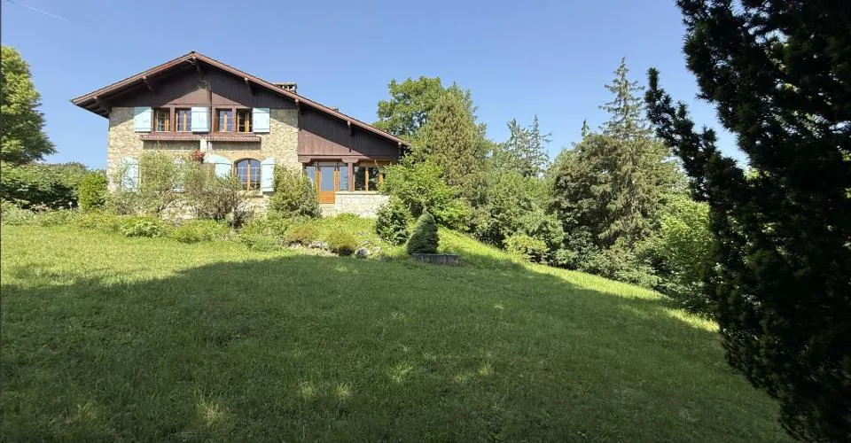 Maison individuelle de caractère - Vue dégagée sur le Salève, gros volume et fort potentiel d'aménagement.