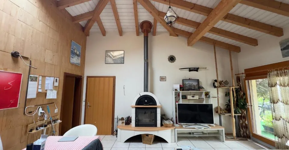 Casa 3,5 locali, spaziosa, alta altezza del soffitto, potenziale di costruzione, quartiere tranquillo a Delémont – foto 4 di 12