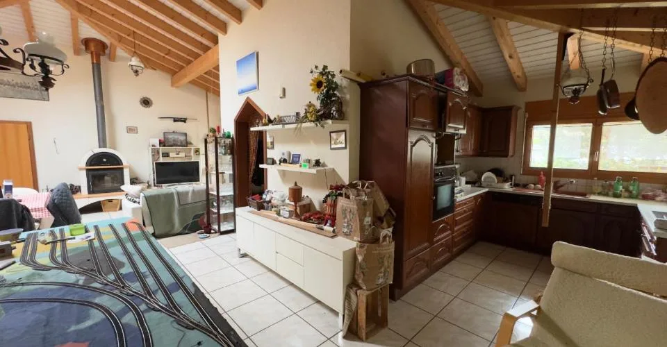 Casa 3,5 locali, spaziosa, alta altezza del soffitto, potenziale di costruzione, quartiere tranquillo a Delémont – foto 2 di 12