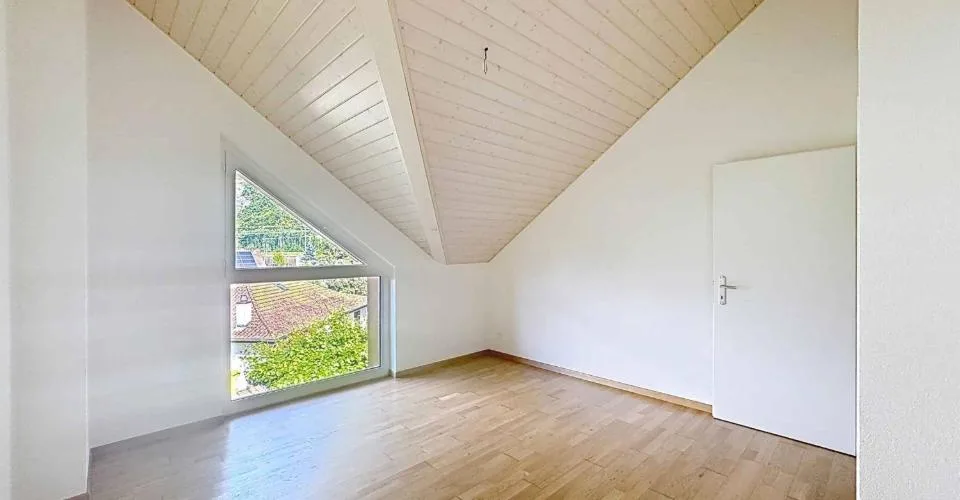 Ampio appartamento di 4.5 locali con 137.7 m2, soppalco e balconi coperti – foto 8 di 22