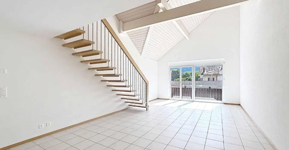 Ampio appartamento di 4.5 locali con 137.7 m2, soppalco e balconi coperti – foto 3 di 22