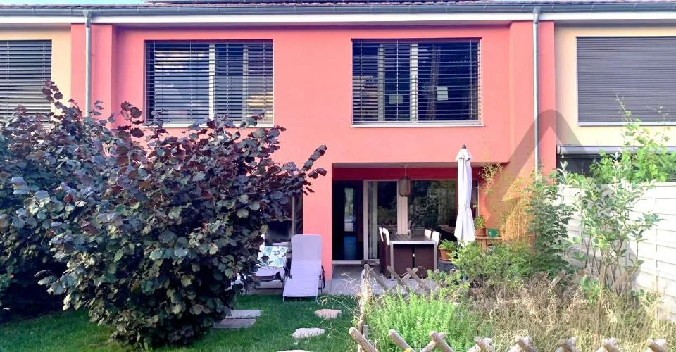 Cudrefin (à deux pas du Lac), très belle villa mitoyenne de 5,5 pièces avec jardin – Foto 2 von 37