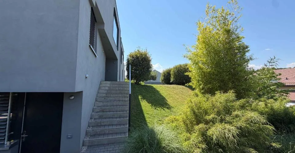 Magnifique et rare villa individuelle moderne de 7.5 pièces – photo 3 sur 25