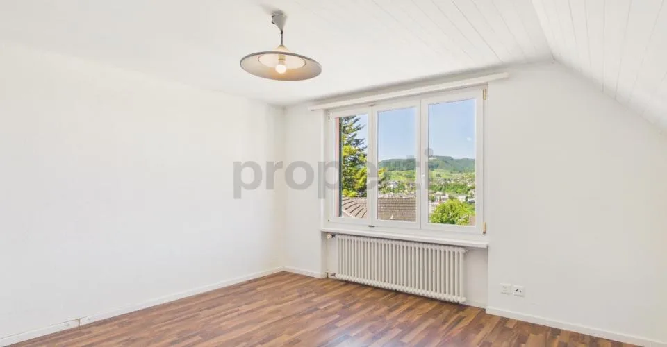 Helle 2-Zimmer-Dachgeschoss-Wohnung in Dorfzentrum von Füllinsdorf