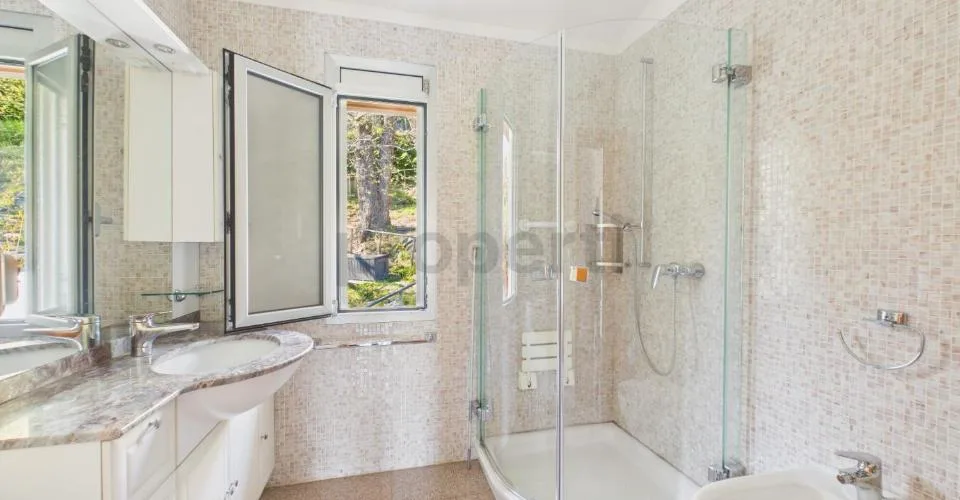 Elegant detached house 6.5 rooms with large garden and parking, Breggia – photo 25 of 27
