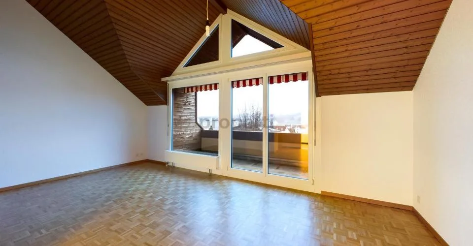 Renovierte Dachwohnung an zentraler und ruhiger Lage
