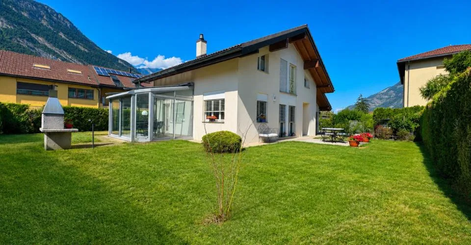 EINZELNE VILLA MIT 5,5 ZIMMERN, GARTEN UND VERANDA IN SAXON – Foto 2 von 24