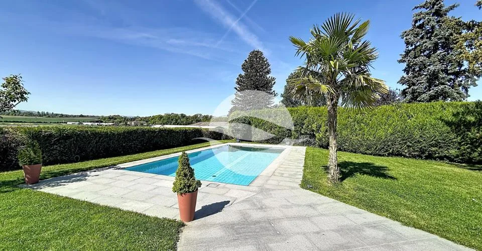 Magnifique et spacieuse villa contemporaine, avec vue dégagée!