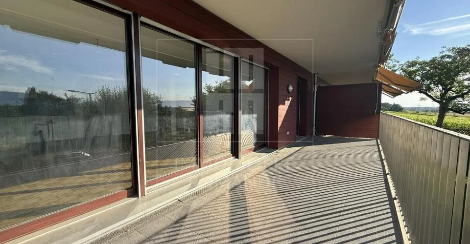Appartement de 5 pièces au rez-de-chaussée avec jardin privatif