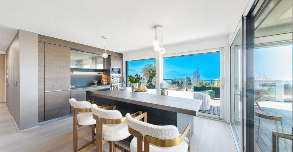 Prächtiges Attikapartment mit 180-Grad-Panoramablick auf den See und die Alpen – Foto 3 von 25