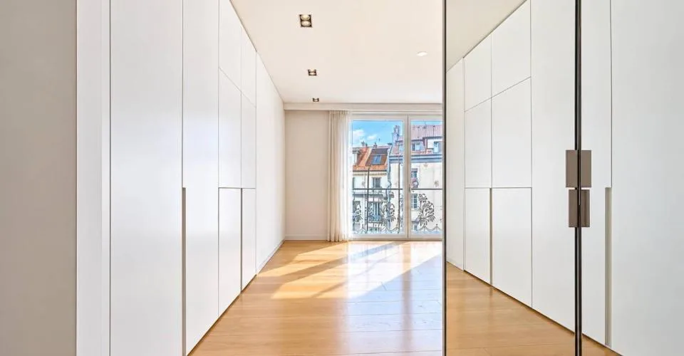 LUXUS UND EXKLUSIVITÄT ZWEI SCHRITE VOM SEE ENTFERNT - geräumiges 4-Zimmer-Wohnung mit Durchgang – Foto 8 von 26