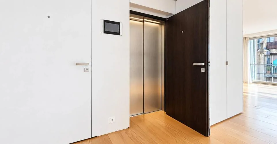 LUXUS UND EXKLUSIVITÄT ZWEI SCHRITE VOM SEE ENTFERNT - geräumiges 4-Zimmer-Wohnung mit Durchgang – Foto 9 von 26