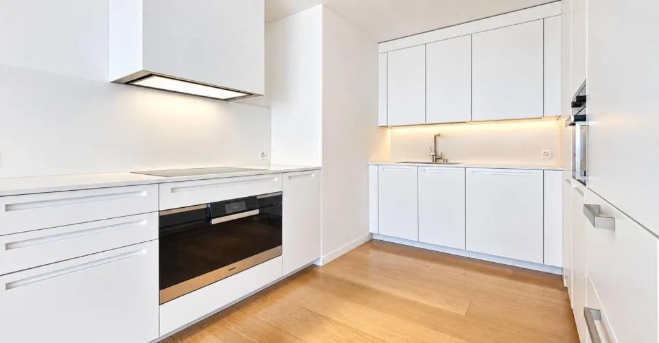 LUXUS UND EXKLUSIVITÄT ZWEI SCHRITE VOM SEE ENTFERNT - geräumiges 4-Zimmer-Wohnung mit Durchgang – Foto 4 von 26