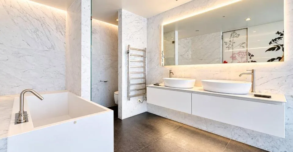 LUXUS UND EXKLUSIVITÄT ZWEI SCHRITE VOM SEE ENTFERNT - geräumiges 4-Zimmer-Wohnung mit Durchgang – Foto 7 von 26