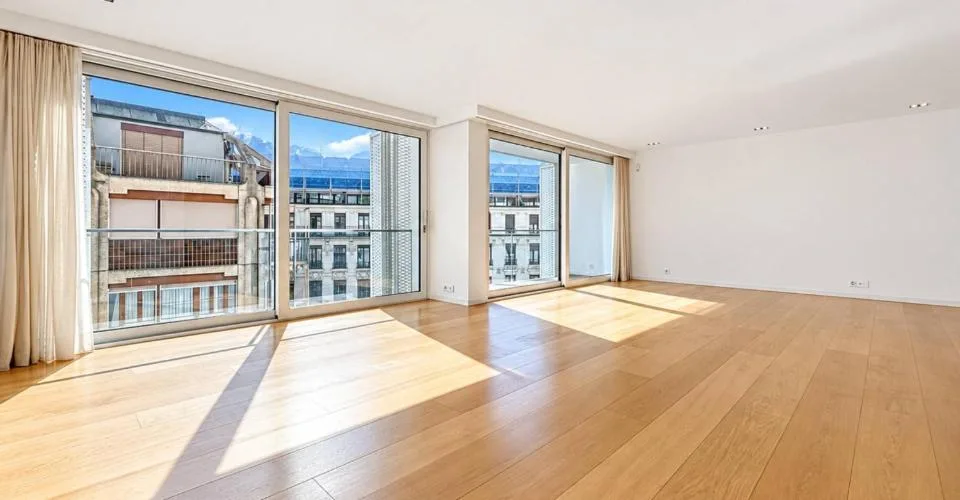 LUXUS UND EXKLUSIVITÄT ZWEI SCHRITE VOM SEE ENTFERNT - geräumiges 4-Zimmer-Wohnung mit Durchgang – Foto 3 von 26