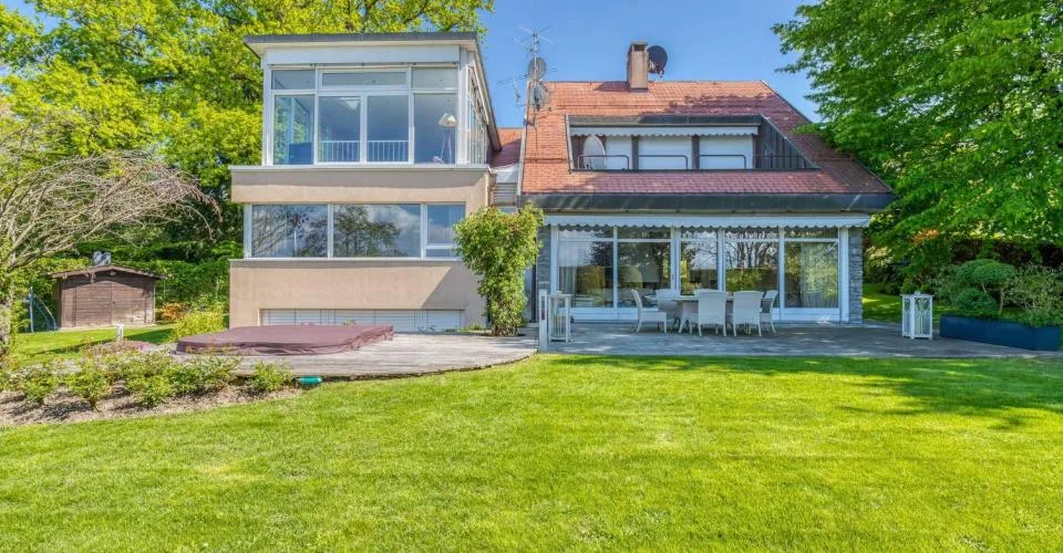 Charmante maison à rénover avec vue sur lac – photo 15 sur 17