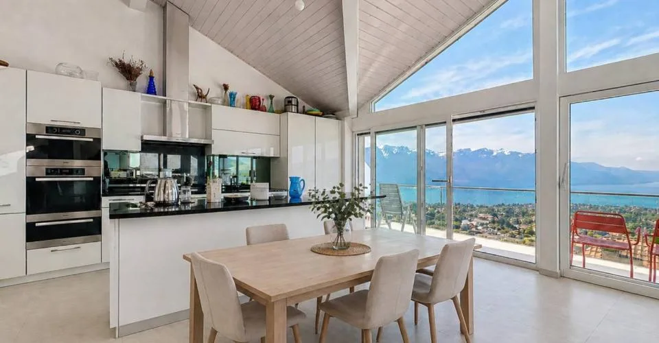 Schöne Familienvilla mit Panoramablick auf den See und die Alpen – Foto 15 von 23