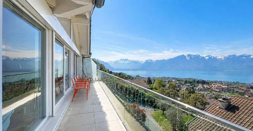 Schöne Familienvilla mit Panoramablick auf den See und die Alpen – Foto 16 von 23