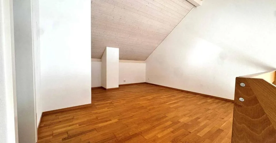 Bel attique de 4,5 pièces avec grande mezzanine – Foto 4 von 10