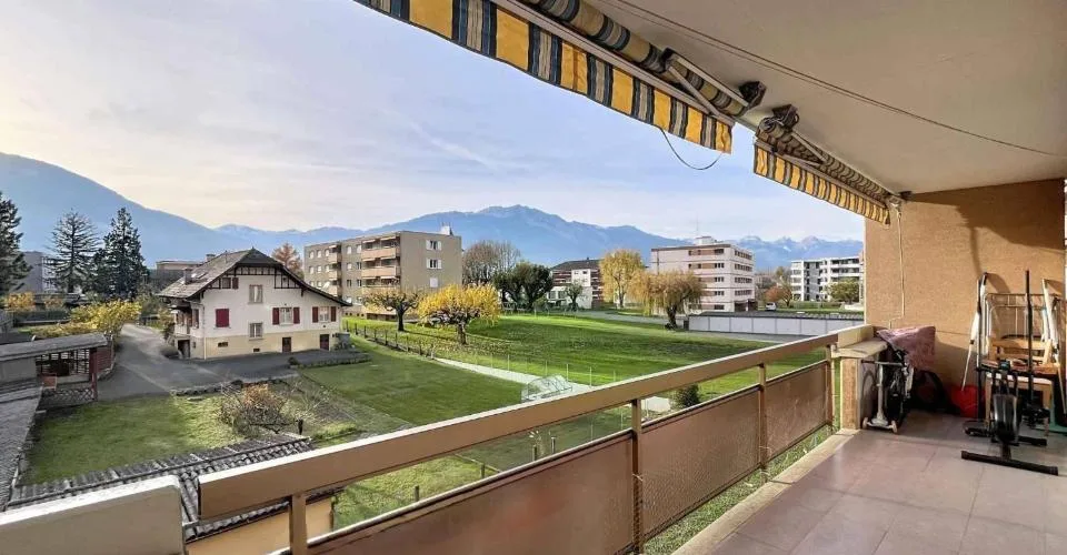 Wohnung 3.5 Zimmer mit schöner Aussicht auf die Berge – Foto 1 von 12