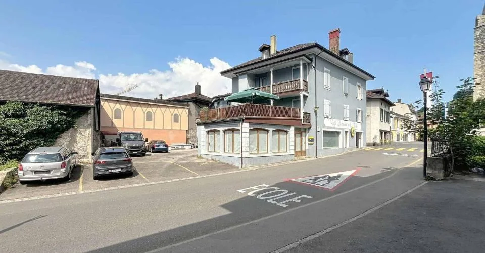 Gewerbliches Gebäude mit Lokal und Wohnungen – Foto 2 von 6