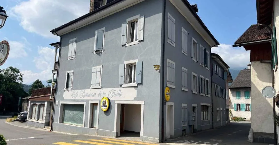Gewerbliches Gebäude mit Lokal und Wohnungen – Foto 1 von 6