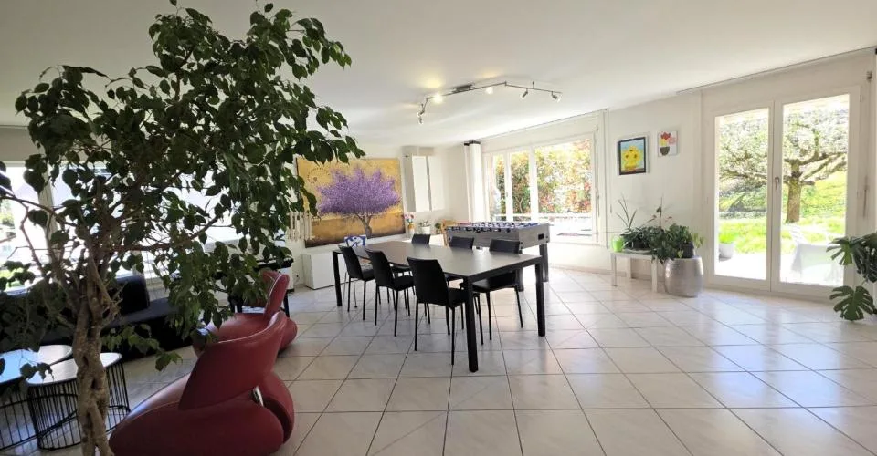 Superbe appartement spacieux de 5.5 pces avec jardin