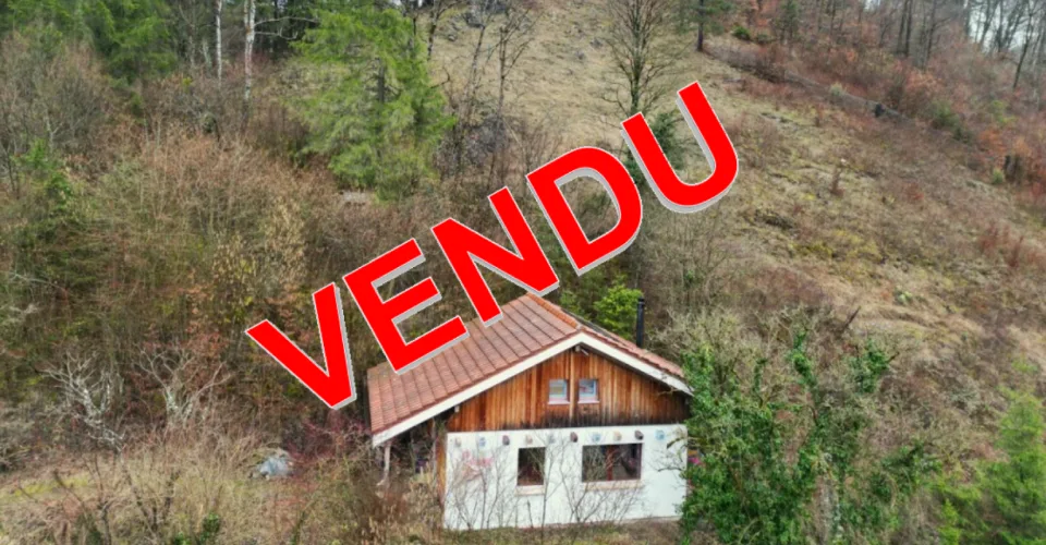 Soubey, petite maison atypique située en lisière de forêt
