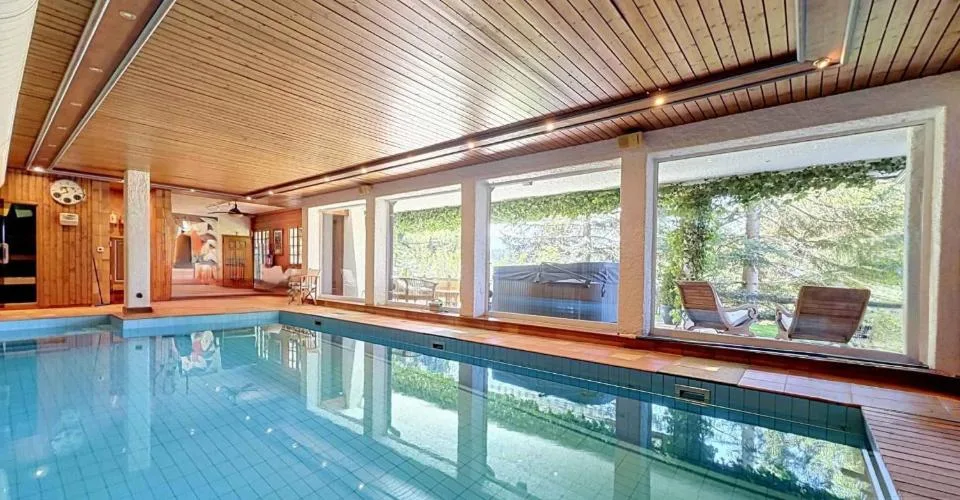 Prächtiges Chalet mit Pool und Spa, abgelegen – Foto 2 von 19