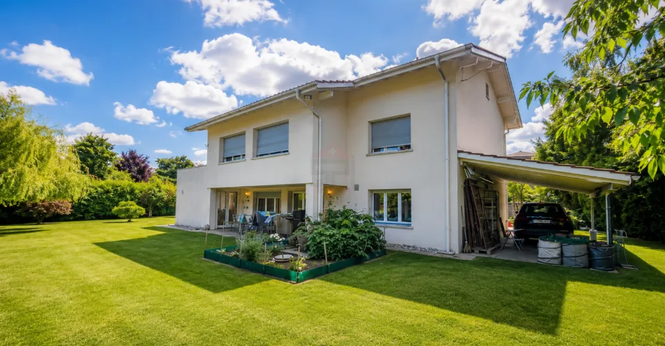 Élégante villa familiale avec grand jardin plat et fort potentiel à Founex