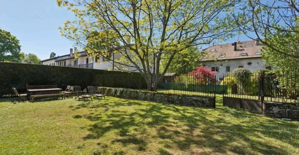 Charmant 3.5 pièces en attique dans une résidence unique – photo 2 sur 15