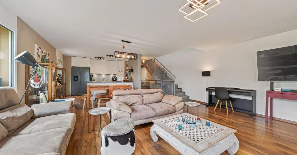 Villa familiare recente con piscina riscaldata e vista aperta – foto 16 di 32