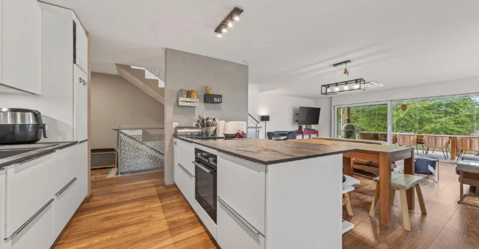 Villa familiare recente con piscina riscaldata e vista aperta – foto 5 di 32